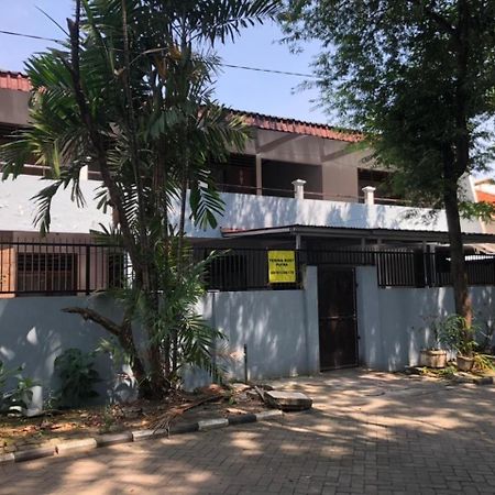 OYO 90482 Rumah Oma Syariah Kupang  Luaran gambar