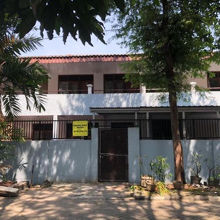OYO 90482 Rumah Oma Syariah Kupang  Luaran gambar