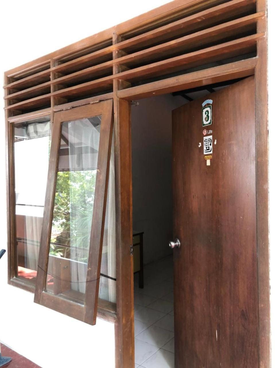 OYO 90482 Rumah Oma Syariah Kupang  Luaran gambar