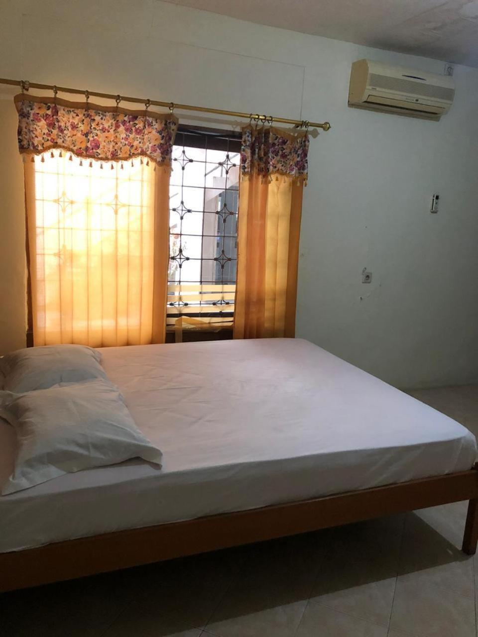 OYO 90482 Rumah Oma Syariah Kupang  Luaran gambar